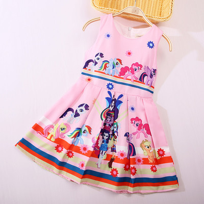 O rochie eterica pentru copii cu o aplicatie colorata in mai multe culori