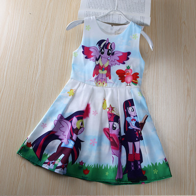 O rochie eterica pentru copii cu o aplicatie colorata in mai multe culori