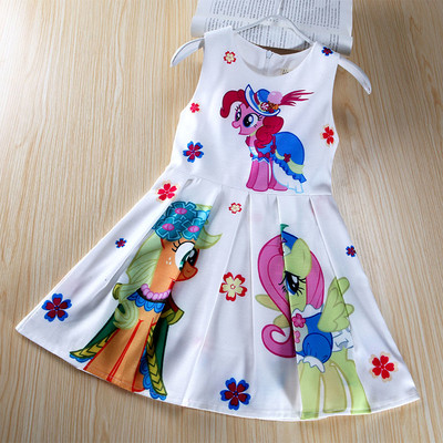 O rochie eterica pentru copii cu o aplicatie colorata in mai multe culori