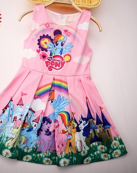 O rochie eterica pentru copii cu o aplicatie colorata in mai multe culori