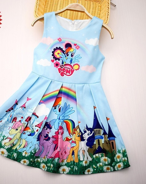 O rochie eterica pentru copii cu o aplicatie colorata in mai multe culori