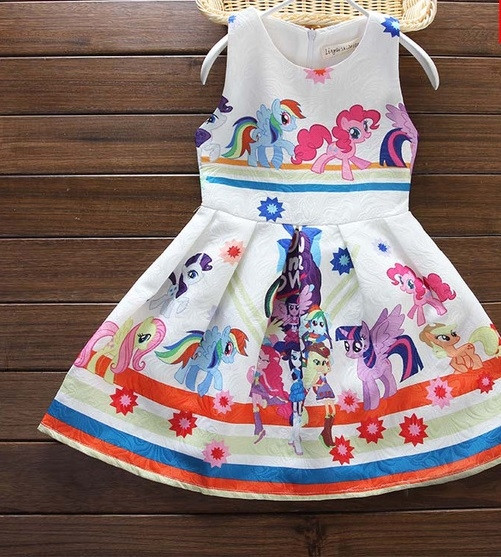 O rochie eterica pentru copii cu o aplicatie colorata in mai multe culori