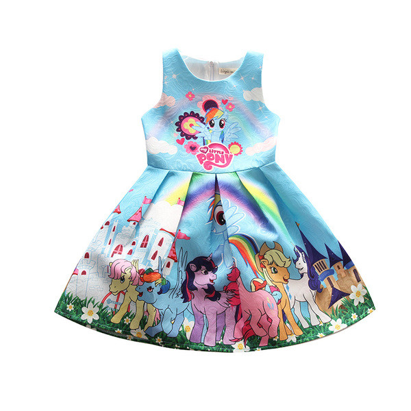 O rochie eterica pentru copii cu o aplicatie colorata in mai multe culori