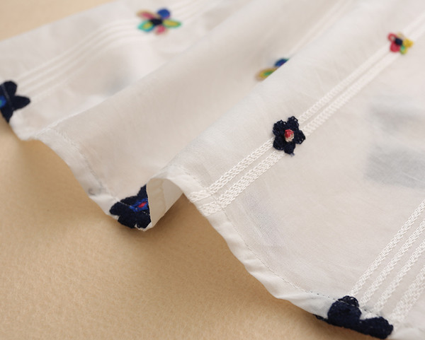 Bluza de copii pentru fata in alb cu motive florale