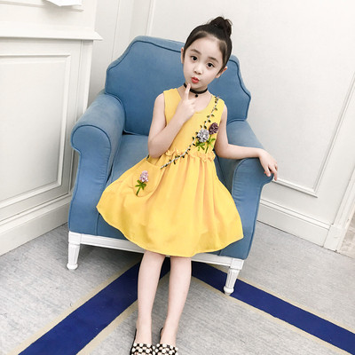 Model de croială rochie casual pentru copii cu decor 3D în două culori