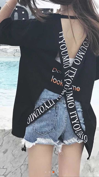 Tricou pentru copii modern cu spatele deschis și inscripții în două culori