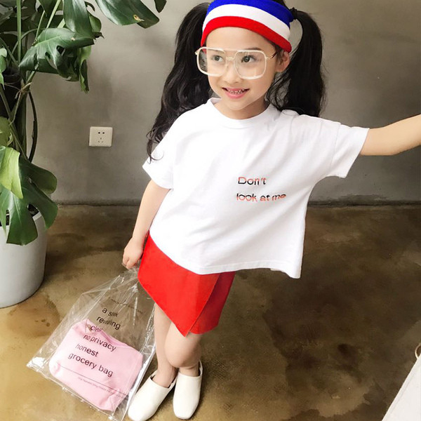 Tricou pentru copii modern cu spatele deschis și inscripții în două culori