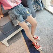 Παιδικά παντελόνια  τζιν με επιγραφή και έγχρωμες εφαρμογές