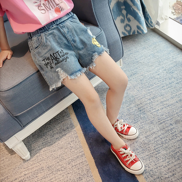 Παιδικά παντελόνια  τζιν με επιγραφή και έγχρωμες εφαρμογές