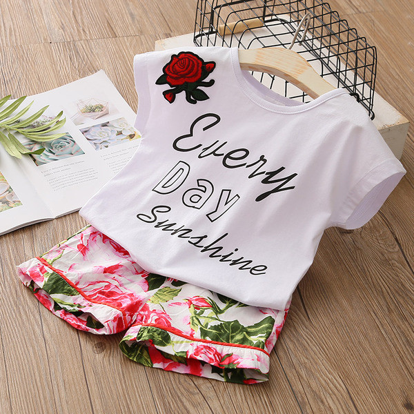 Παιδικό σετ - T-shirt με επιγραφή και εκτύπωση και σορτς σε floral μοτίβα