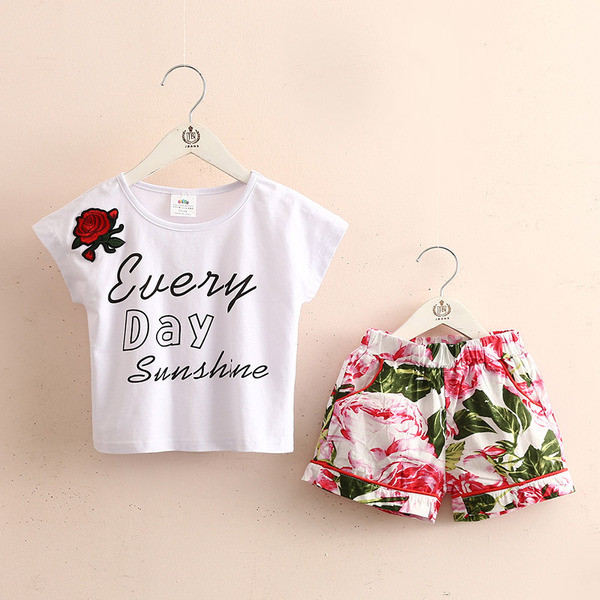 Παιδικό σετ - T-shirt με επιγραφή και εκτύπωση και σορτς σε floral μοτίβα