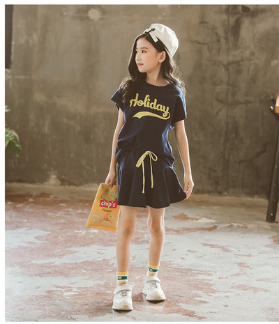 Set casual pentru fete care include o fusta si un tricou cu maneci scurte in trei culori