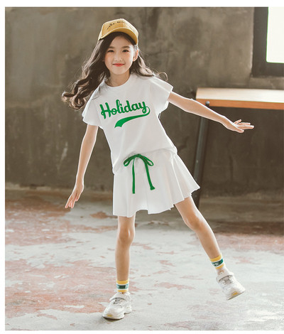 Set casual pentru fete care include o fusta si un tricou cu maneci scurte in trei culori