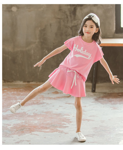 Set casual pentru fete care include o fusta si un tricou cu maneci scurte in trei culori