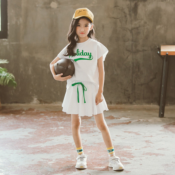 Set casual pentru fete care include o fusta si un tricou cu maneci scurte in trei culori