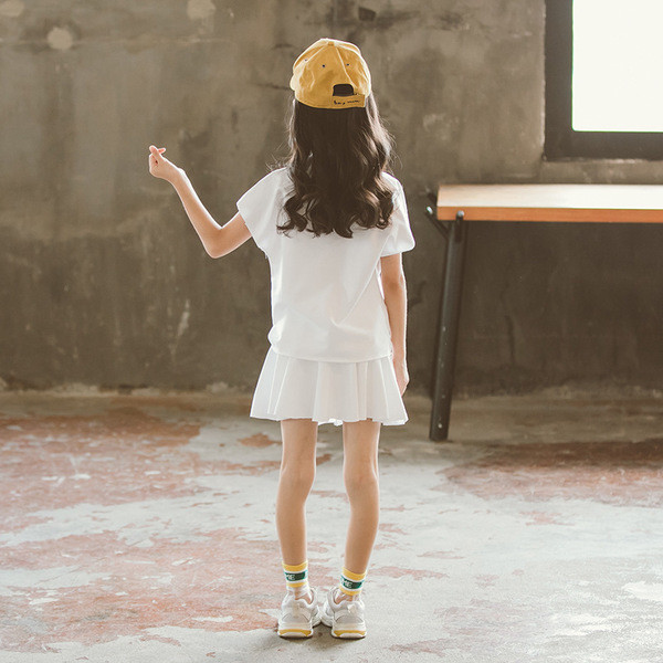 Set casual pentru fete care include o fusta si un tricou cu maneci scurte in trei culori