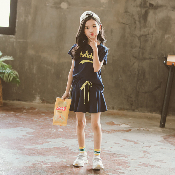 Set casual pentru fete care include o fusta si un tricou cu maneci scurte in trei culori