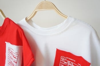 Κοντή παιδική μπλούζα για κορίτσια με λευκή και κόκκινη εκτύπωση