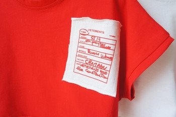 Къса детска тениска за момиче с щампа в бял и червен цвят