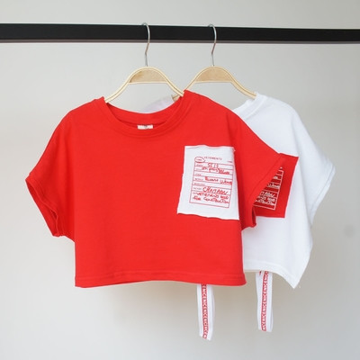 Къса детска тениска за момиче с щампа в бял и червен цвят