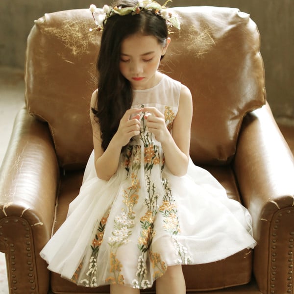 Model modern de croi rochie pentru copii cu tul si motive florale