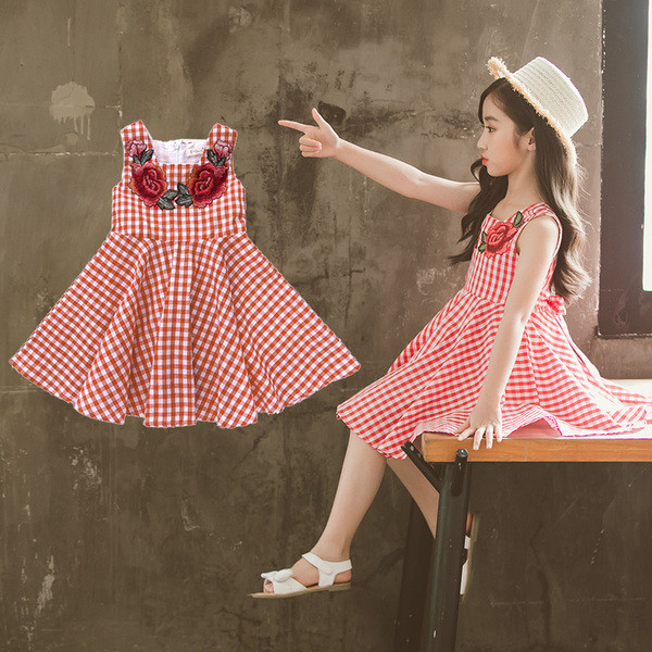 Model elegant de croi rochie pentru copii si broderie colorata in doua culori