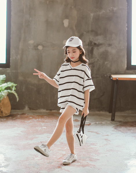 Set de vară pentru copii pentru fete care include o bluză scurtă, pantaloni scurți și o geantă - două culori