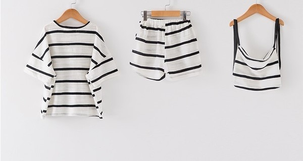 Set de vară pentru copii pentru fete care include o bluză scurtă, pantaloni scurți și o geantă - două culori