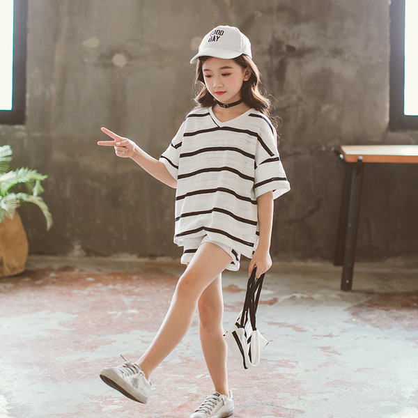 Set de vară pentru copii pentru fete care include o bluză scurtă, pantaloni scurți și o geantă - două culori