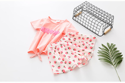 Παιδικό μοντέρνο σετ - T-shirt με κεντήματα και σορτς με εκτύπωση