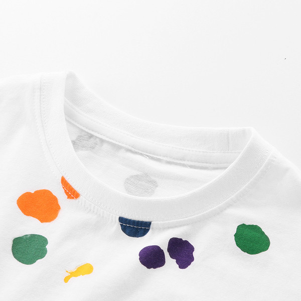 Tricou pentru copii colorat pentru o fată cu decolteu O