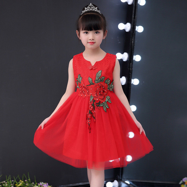 Modern női ruha tüll- és virágmotívumokkal több színben