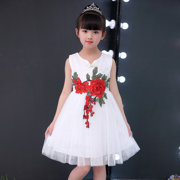 Modern női ruha tüll- és virágmotívumokkal több színben