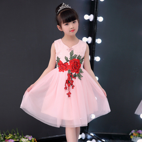 Modern női ruha tüll- és virágmotívumokkal több színben