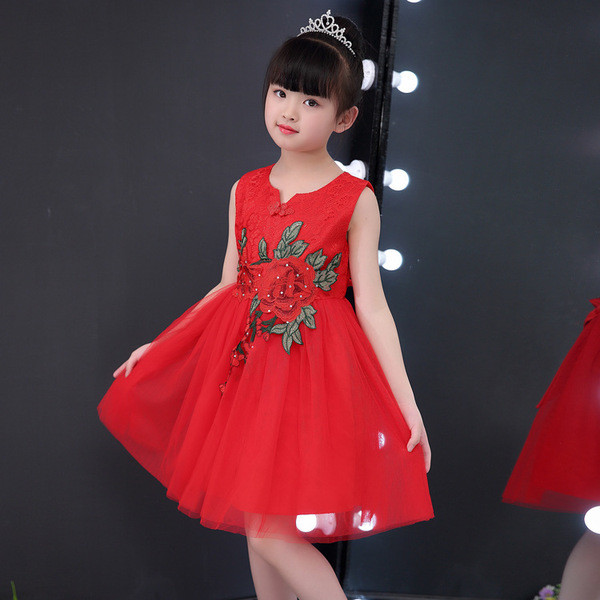 Modern női ruha tüll- és virágmotívumokkal több színben