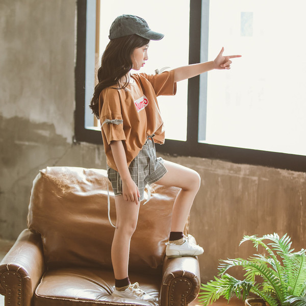 Set de vară pentru fete pentru copii în două părți - bluză cu mâneci scurte și inscripție + pantaloni scurți în carouri