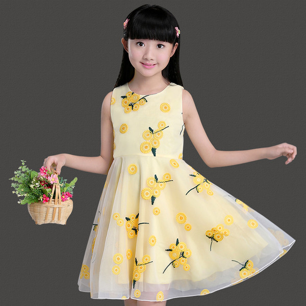 Modern gyerekruha szabású modell tüll és virágmotívumokkal több színben