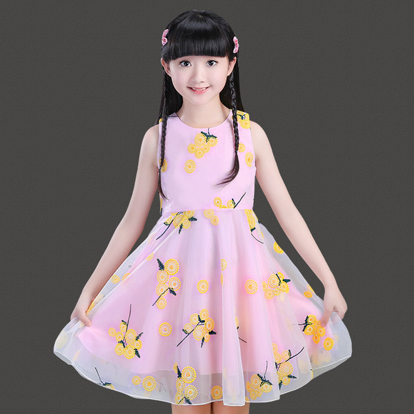 Modern gyerekruha szabású modell tüll és virágmotívumokkal több színben