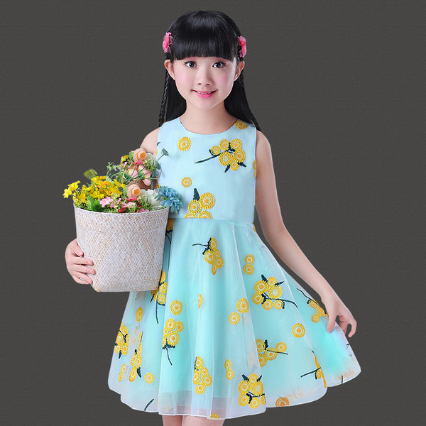 Modern gyerekruha szabású modell tüll és virágmotívumokkal több színben