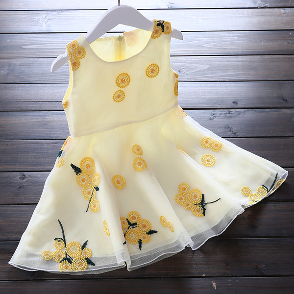 Modern gyerekruha szabású modell tüll és virágmotívumokkal több színben