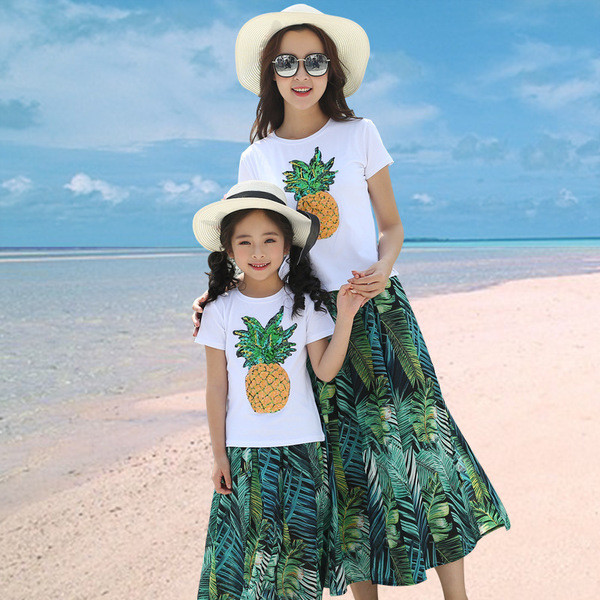 Παιδικό σετ για κορίτσια - μπλουζάκι με κοντό μανίκι και εκτύποση  ανανά με πούλιες + μοτίβο λουλουδιών