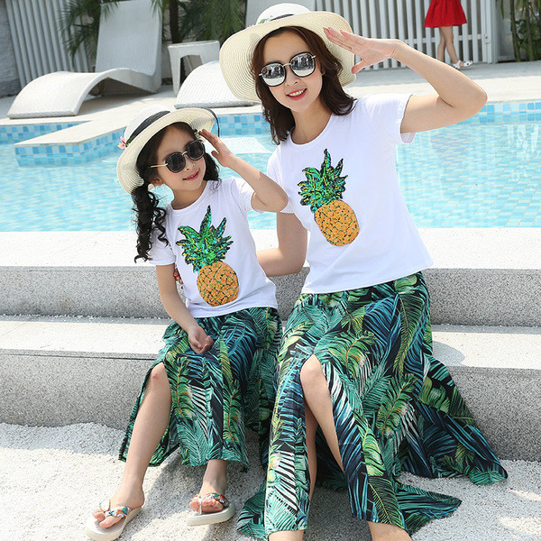 Παιδικό σετ για κορίτσια - μπλουζάκι με κοντό μανίκι και εκτύποση  ανανά με πούλιες + μοτίβο λουλουδιών