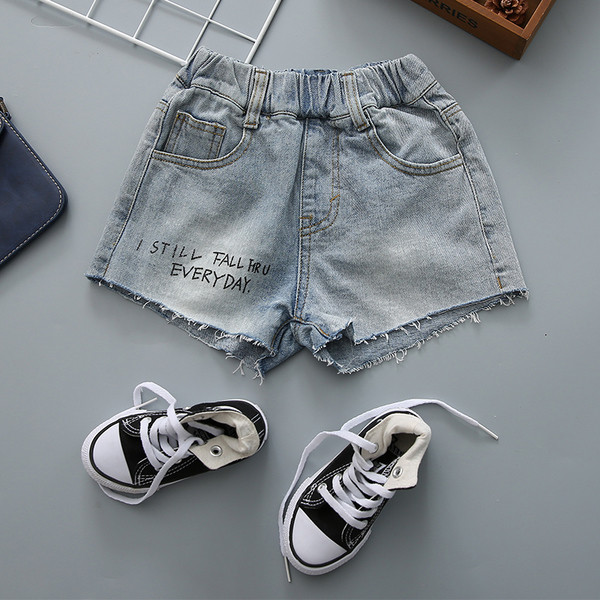 Παιδικά short τζιν με επιγραφή 