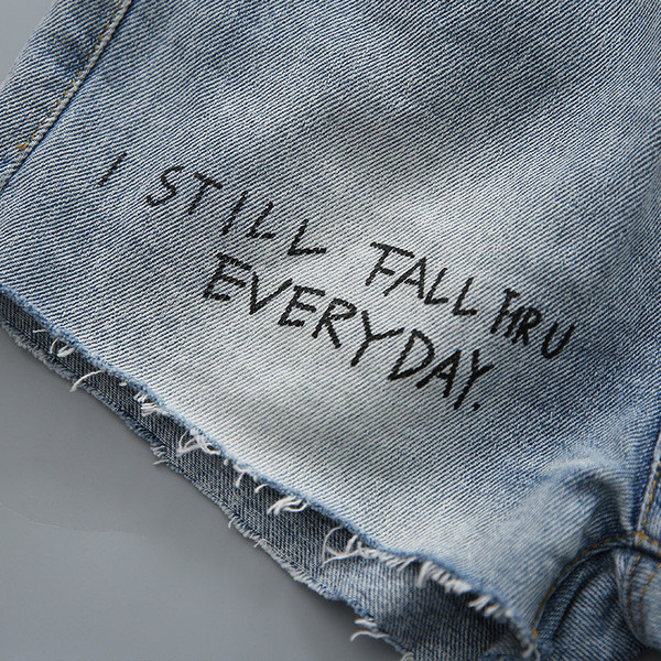 Παιδικά short τζιν με επιγραφή 