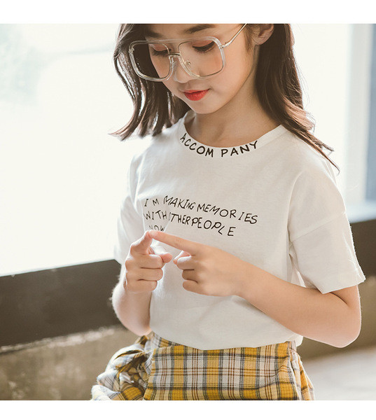 Set copii pentru fete din două părți - fustă în carouri galben și alb + tricou alb cu mâneci scurte și inscripție