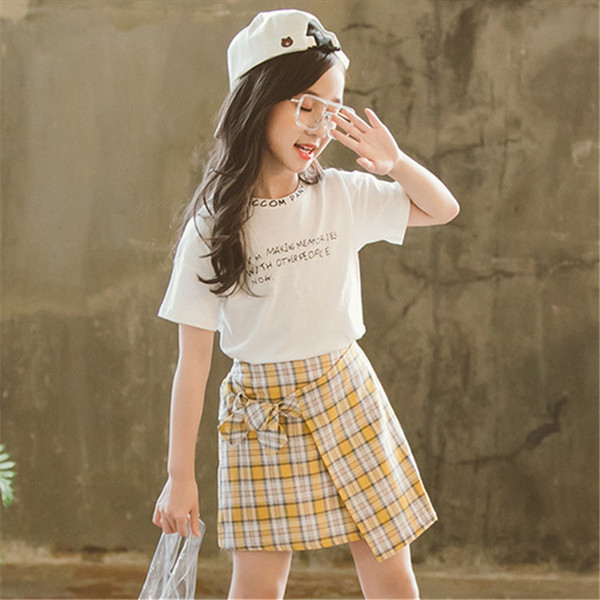 Set copii pentru fete din două părți - fustă în carouri galben și alb + tricou alb cu mâneci scurte și inscripție