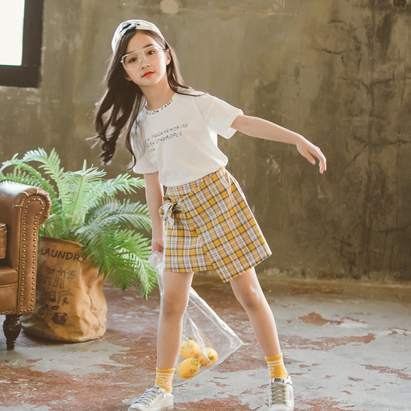 Set copii pentru fete din două părți - fustă în carouri galben și alb + tricou alb cu mâneci scurte și inscripție