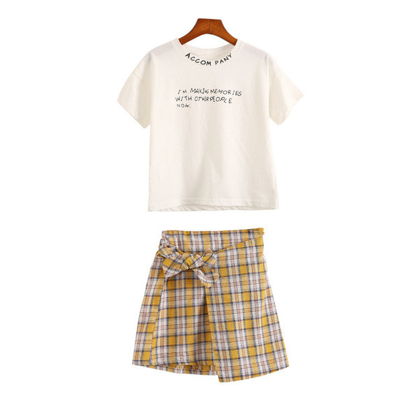 Set copii pentru fete din două părți - fustă în carouri galben și alb + tricou alb cu mâneci scurte și inscripție