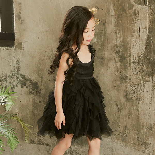 O rochie eterica pentru copii din sifon, cu decolteu O si tul in negru