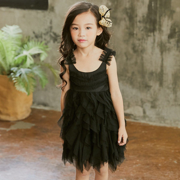 O rochie eterica pentru copii din sifon, cu decolteu O si tul in negru